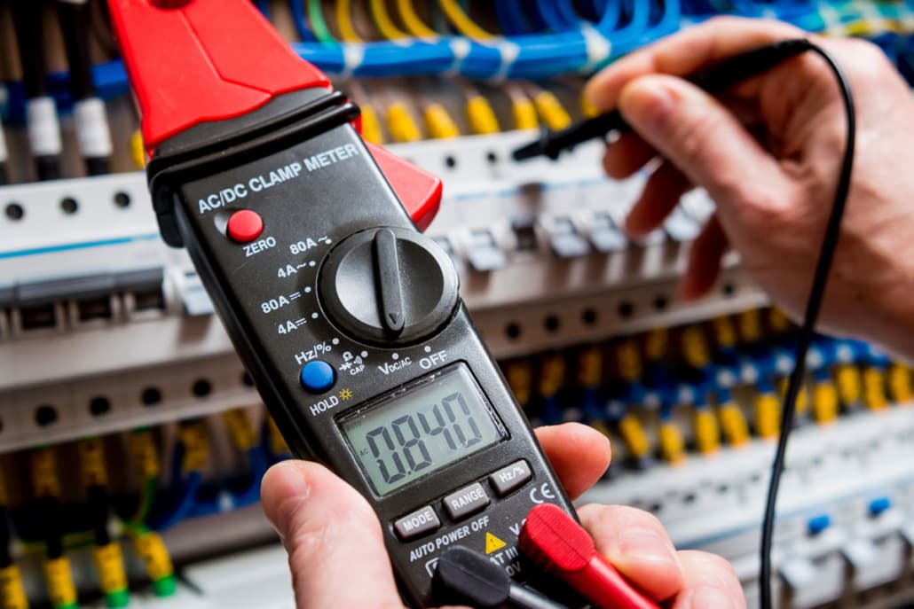 Warum die Prüfung elektrischer Anlagen auch in Schulen wichtig ist