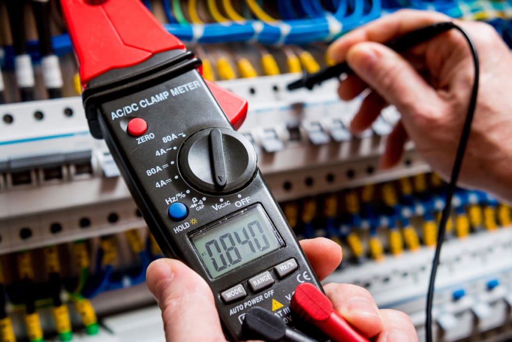 Warum die Prüfung elektrischer Anlagen auch in Schulen wichtig ist