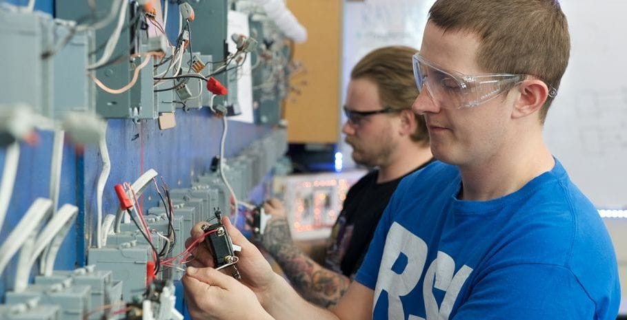 Wie die DGUV V3 Prüfung mit einer regelmäßigen VDE Prüfung optimiert wird