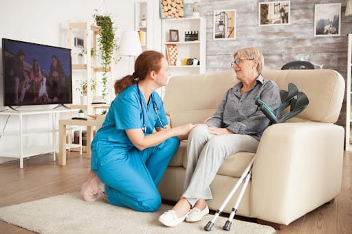 Was ist häuslicher Pflegedienst und was deckt er ab
