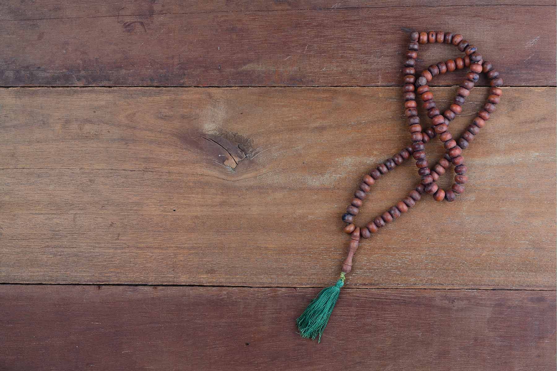 Wrist-Mala oder traditionelle Mala: Welche passt besser zu deiner Praxis?
