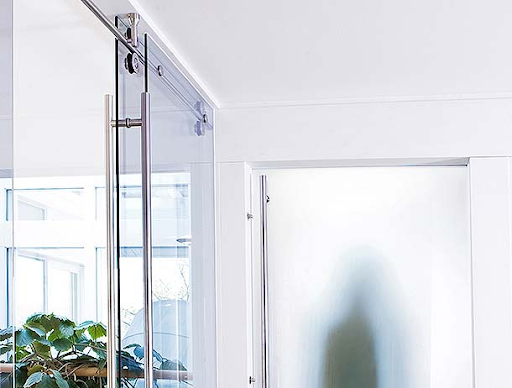 Wie Raumtrenner aus Glas helfen, den Raum effizient zu nutzen