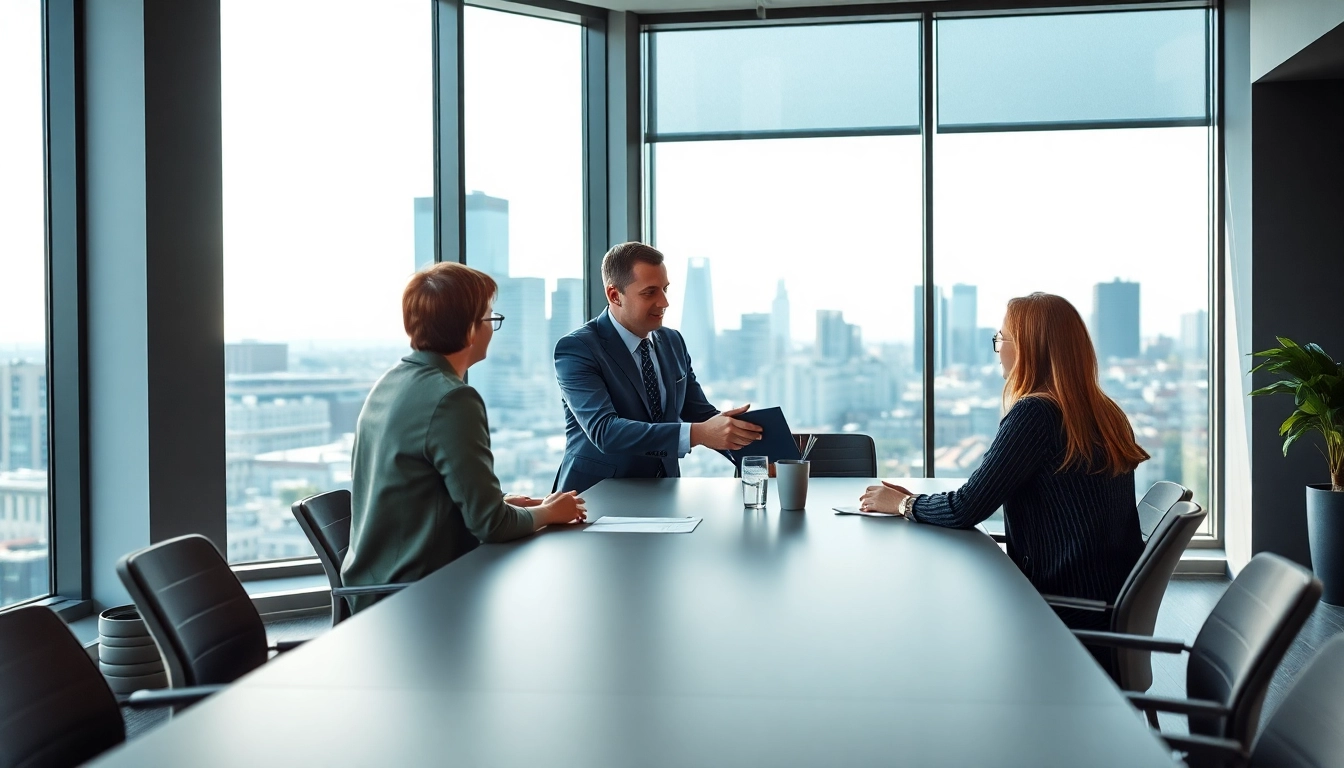Immobilienmakler Frankfurt Eschersheim berät Kunden in modernem Büro mit Skyline-Blick.