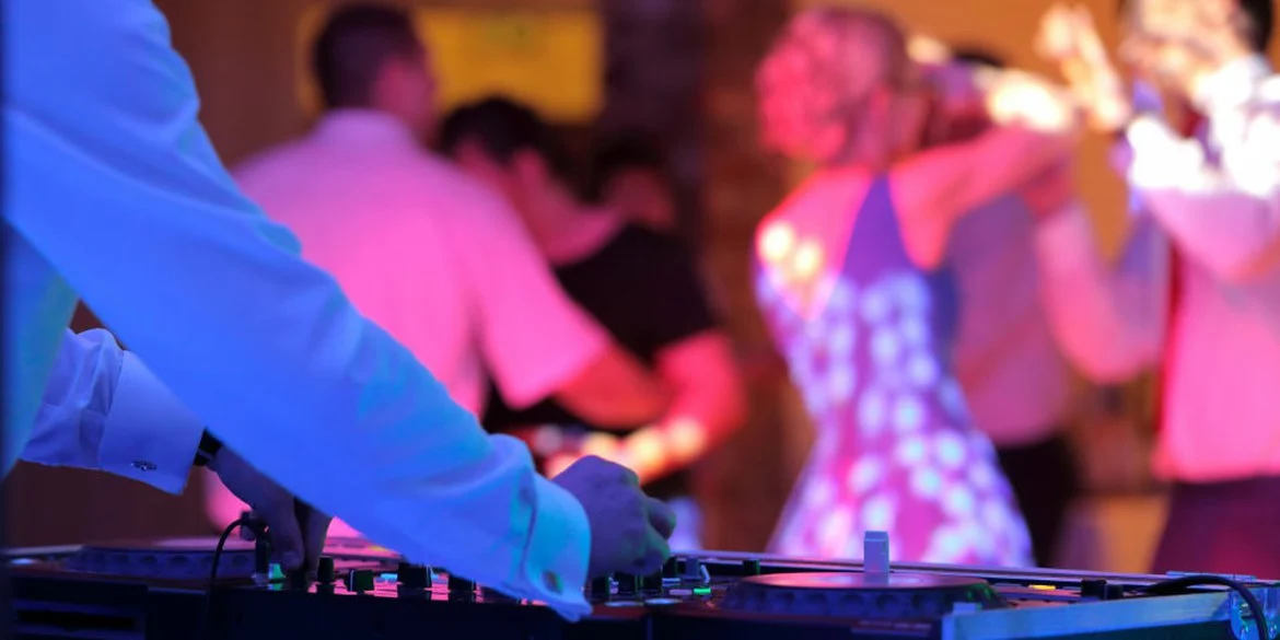Gestalten Sie Ihren Hochzeits-Soundtrack mit einem DJ individuell